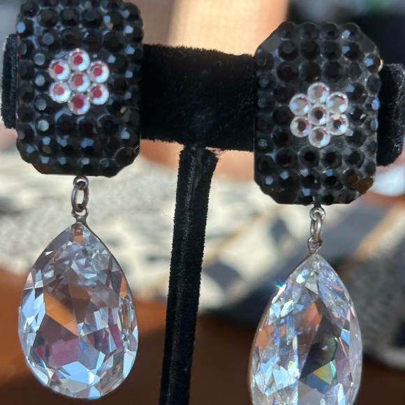 VINTAGE XL CLEAR  TEAR DROP  CRYSTAL SWAROFSKI /BLACK CRYSTAL FLOWER- - Picture 6 of 15